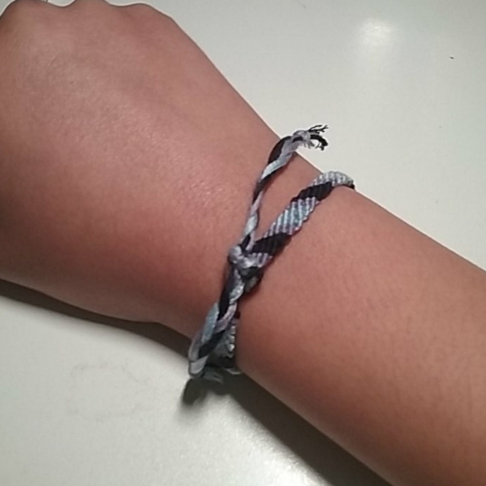 Handmade string bracelet - Picture 3 of 4
